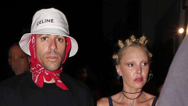 Πάρις Κασιδόκωστας - Τάμτα: Στο Λος Άντζελες με ιδιαίτερο στιλ - Τα σνίκερς του ΠΑΣΟΚ και τα κοτσιδάκια