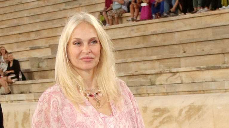 Αέρινη στο Καλλιμάρμαρο η Μαρί Κωνσταντάτου: Το υπέροχο ροζ φόρεμα και οι εντυπωσιακές wedge εσπαντρίγιες της