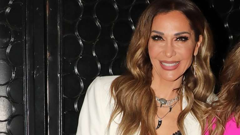 Glam rock η Δέσποινα Βανδή: Οι hot λευκές γόβες με τη διαφάνεια που φόρεσε στα μπουζούκια