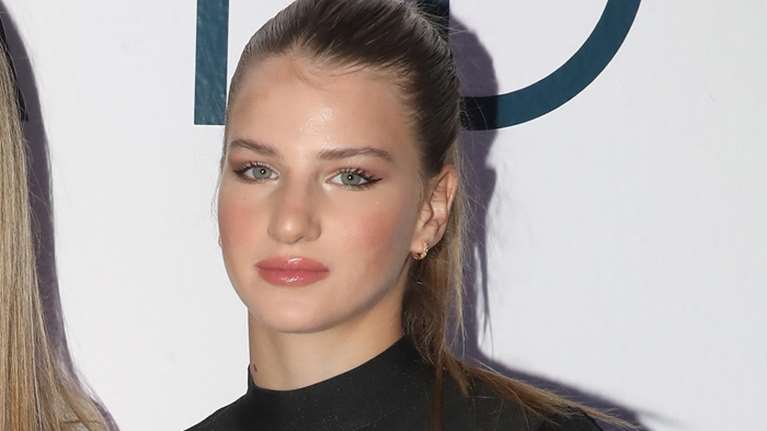 Άννα Μαρία Ίβιτς: Τα Dolce &amp; Gabbana πέδιλα που απογείωσαν το look της και τόνισαν τα γυμνασμένα πόδια της