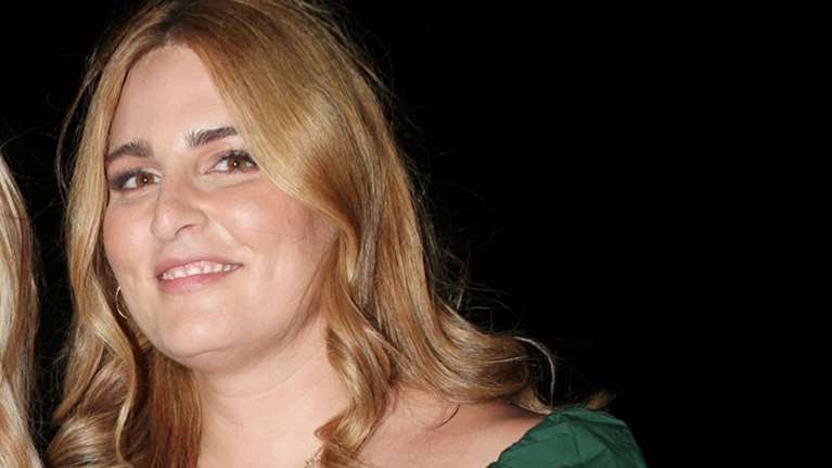 Εβελίνα Νικόλιζα: Η απόλυτη μεταμόρφωση - Η εμφάνιση στο θέατρο με μίνι φούστα και μπότες