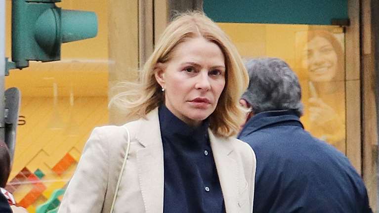 Τζένη Μπαλατσινού: Η στιλάτη εμφάνιση με blazer και peep toe γόβες στο κέντρο της Αθήνας