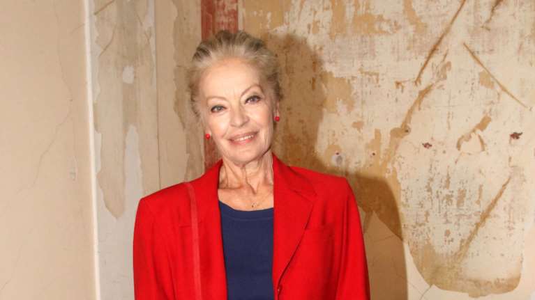Μαρία Αλιφέρη: Στιλάτη στα 71 της με κόκκινο σακάκι, κόκκινες γόβες και τζιν