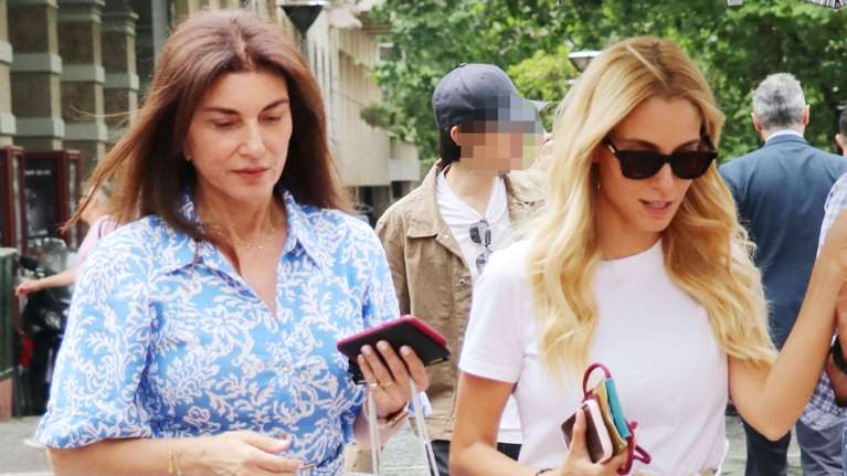 Η Δούκισσα και η Ούρσουλα Νομικού στην Αθήνα: Το στιλάτο σεμιζιέ της μαμάς που επισκίασε την κόρη της