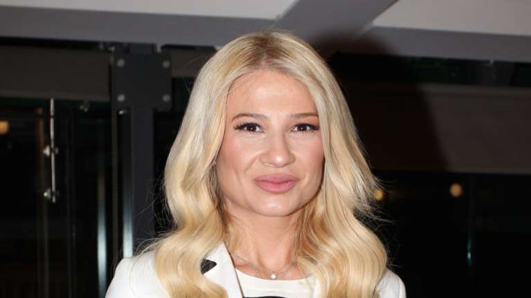 Φαίη Σκορδά: Σπάνια βραδινή εμφάνιση - Το ασπρόμαυρο look και το ιδιαίτερο σακάκι [εικόνες]