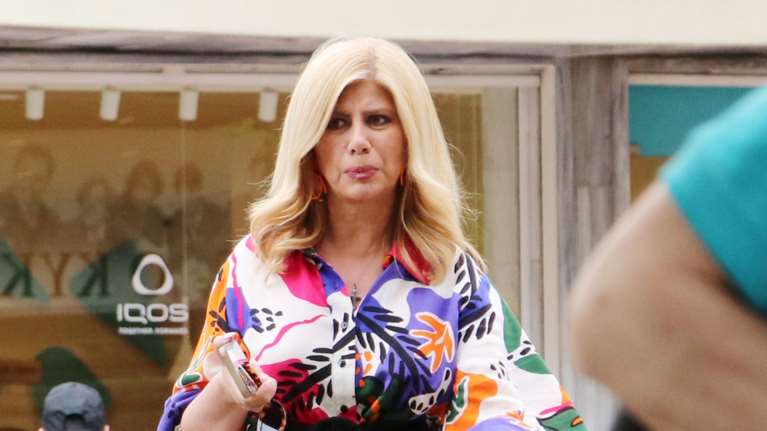 Ζήνα Κουτσελίνη: Βόλτα στην Αθήνα με υπέροχο shirt dress που συνδύασε με πολύ άβολα βραδινά πέδιλα