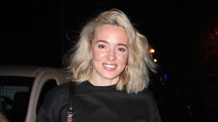 Καλομοίρα: Αγνώριστη με πλατινέ μαλλί και πολύ αδυνατισμένη στην Αθήνα