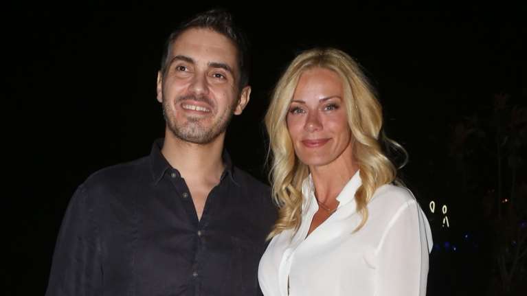 Ο Χατζηγιάννης πήγε να δει τη Μακρυπούλια στο θέατρο - Ανέβηκε στη σκηνή και της έδωσε τριαντάφυλλο [εικόνες]