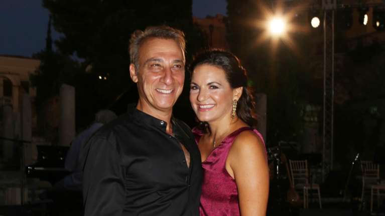 Όλγα Κεφαλογιάννη - Μίνως Μάτσας: Αγκαλιασμένοι στον γάμο Ζουγανέλη - Δημητρίου στις Σπέτσες [εικόνες]