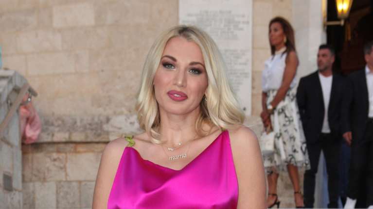 Κωνσταντίνα Σπυροπούλου: Έδειξε την αποκαλυπτική λεπτομέρεια του slip dress που φόρεσε στη βάφτιση του ανιψιού της