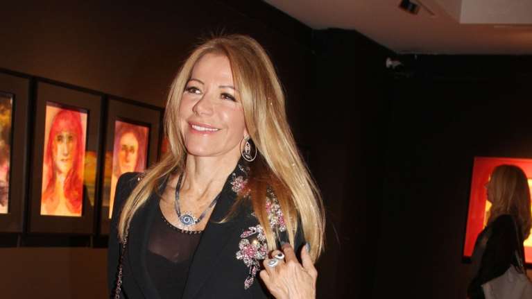 Η Μαριάννα Λάτση με custom made ολόσωμη φόρμα σε εκδήλωση στην Παλαιά Βουλή