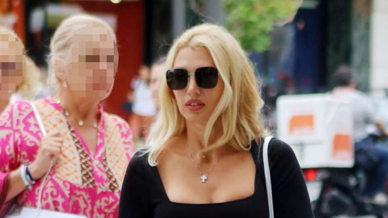 Η Κωνσταντίνα Σπυροπούλου με τη μαμά της στην Αθήνα: Η Hermes iconic τσάντα και η μαμά που επισκίασε την κόρη