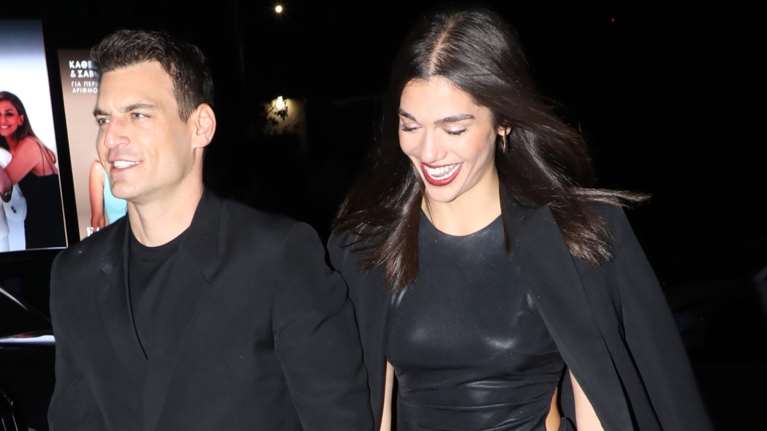 Μελίνα Νικολαΐδη: Μας δείχνει το στολισμένο υπερσύγχρονο σπίτι του συντρόφου της στη Βούλα με τα έργα τέχνης και την πισίνα