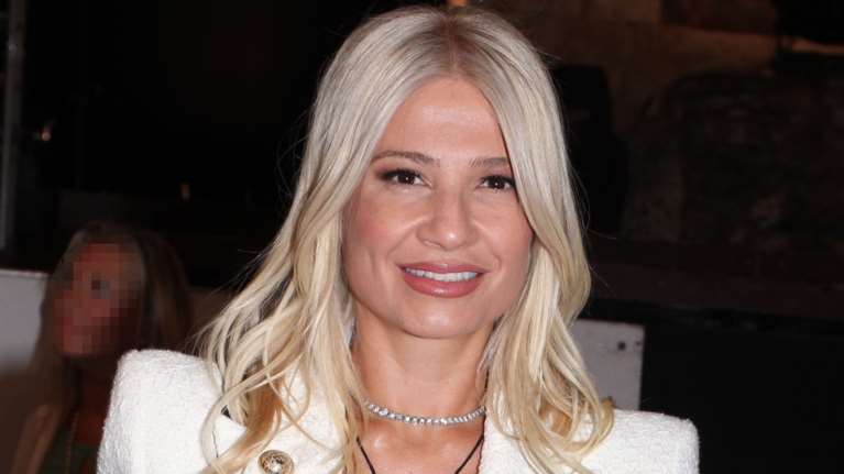 Η Φαίη Σκορδά έκανε την ανατροπή - Πήγε στα μπουζούκια με το απόλυτο office look και το απογείωσε [εικόνες]