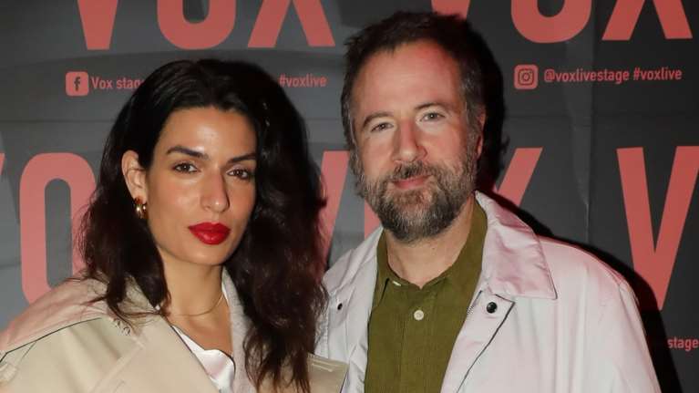 Τόνια Σωτηροπούλου: Η βραδινή εμφάνιση με trench coat από τα H&amp;M - Κομψό, στιλάτο αλλά όχι για την περίσταση