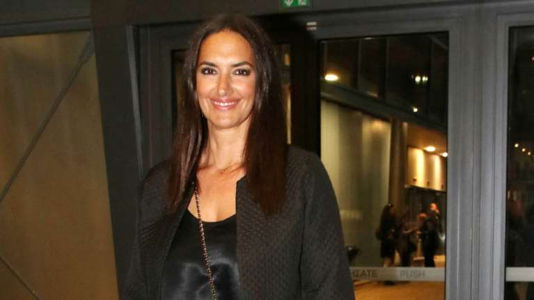 Νόνη Δούνια: Η smart chic εμφάνιση με denim και θεϊκές γόβες με μεταλλικές λεπτομέρειες