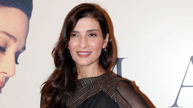 Αντιγόνη Κουλουκάκου: Χέρι-χέρι με τον νέο της σύντροφο - Χαμογελαστή και πολύ σικ [εικόνες]