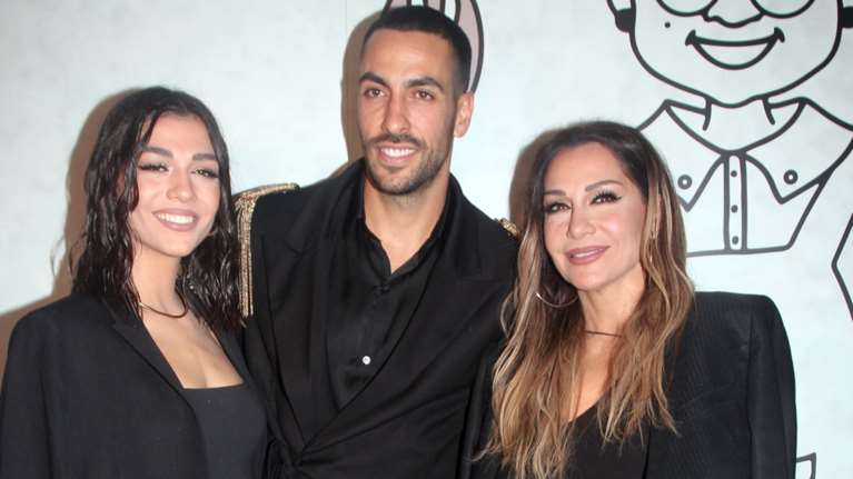 Δέσποινα Βανδή - Μελίνα Νικολαΐδη: Σαν δίδυμες μαμά και κόρη σε πάρτι στη Γλυφάδα με dress code σε μαύρο και χρυσό