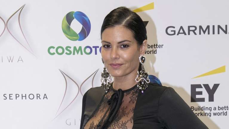 Μαρία Κορινθίου: Η total black βραδινή εμφάνιση με μίντι φόρεμα με διαφάνειες και chandelier σκουλαρίκια