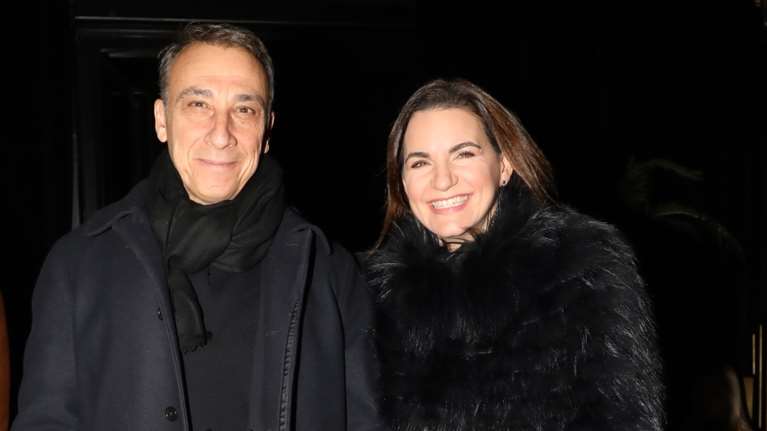 Όλγα Κεφαλογιάννη: Βραδινή έξοδος με τον σύζυγο και τον πεθερό της - Το ζεστό velvet look της