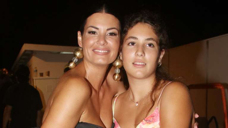 Sweet fourteen: Η Ισμήνη Αϊβάζη έκλεισε τα 14 με σούπερ μίνι, κόκκινο κραγιόν και φλατ παπούτσια