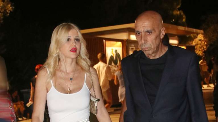 Έλενα Ράπτη: Κούκλα στα λευκά με κορμάκι και αέρινη πλισέ φούστα στο Ηρώδειο - Για τη συναυλία του Μίνωα Μάτσα