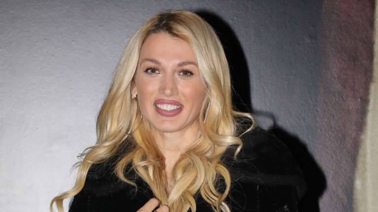 Κωνσταντίνα Σπυροπούλου: Το μικρό μαύρο φόρεμα που συνδύασε με λαμπερά κοσμήματα και η ολόιδια μαμά της