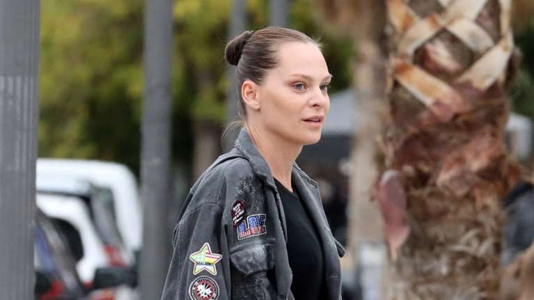 Μαμά και κόρη fashion icons: Η Υβόννη Μπόσνιακ με athleisure look και η κόρη της με λιλά φόρμα στο κέντρο της Αθήνας