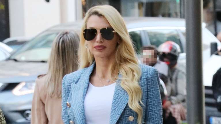 Cool mom η Κωνσταντίνα Σπυροπούλου: Σε εμπορικό κέντρο των βορείων προαστίων με τον γιο της Βλάσση