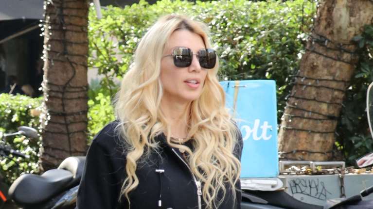 Κωνσταντίνα Σπυροπούλου: Η βόλτα στη Βάρκιζα με τον γιο της - Το αμάνικο Moncler του μικρού Βλάση