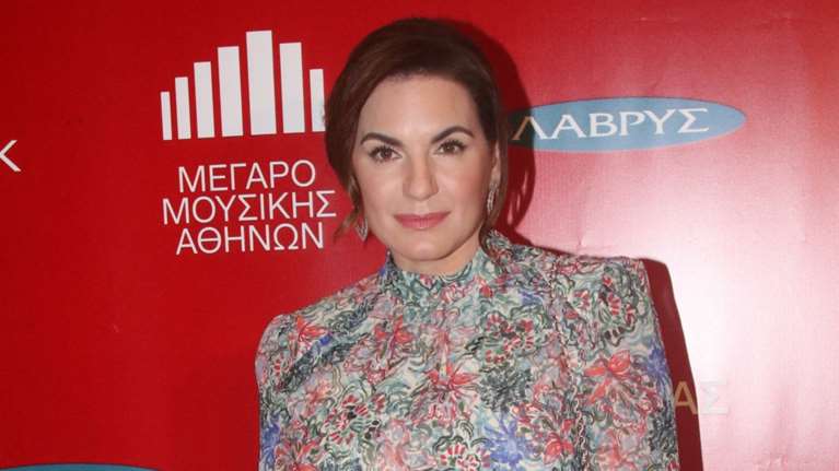 Όλγα Κεφαλογιάννη: Στο υπουργείο με απίθανο φλοράλ μαντό που έμοιαζε με πίνακα ζωγραφικής