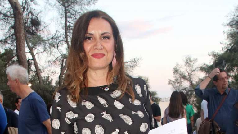 Άννα Δρούζα: Με μίντι φόρεμα και Yves Saint Laurent πλατφόρμες στο Ηρώδειο - Η σπάνια εμφάνιση