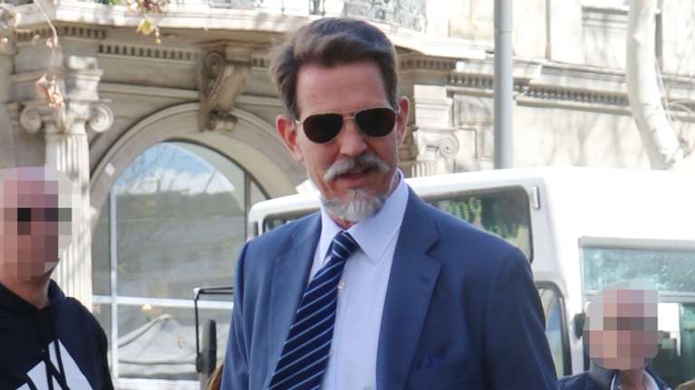 Παύλος: Η εμφάνιση στην Αθήνα χωρίς γραβάτες και κοστούμια - Στις θέσεις VIP του ΟΑΚΑ με κασκόλ της ομάδας του