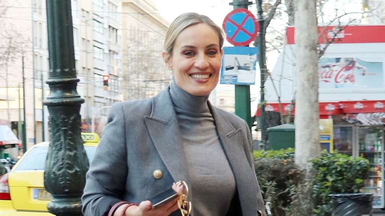 Ελεονώρα Μελέτη: Στιλάτη για ψώνια στο κέντρο - Η μονοχρωμία, το wide leg jean και τα σνίκερς που έσπασαν τη μονοτονία