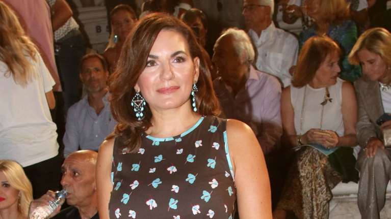 Όλγα Κεφαλογιάννη: Με απίθανο φλοράλ φόρεμα Diane von Furstenberg και μεγάλα σκουλαρίκια στο Ηρώδειο