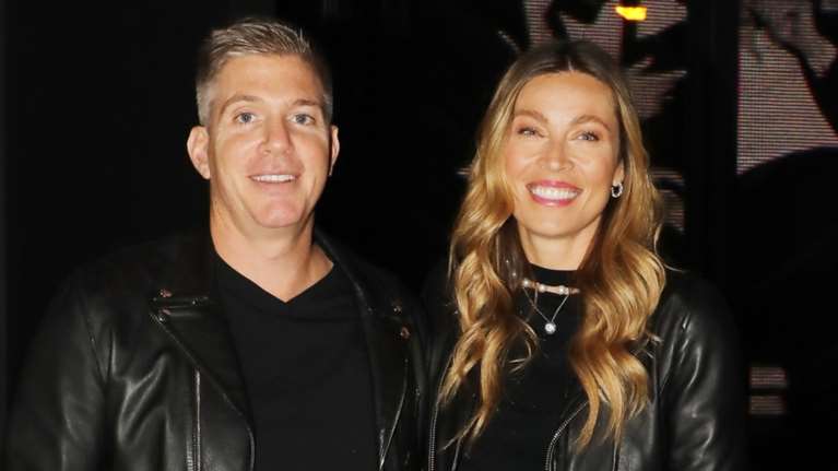 Σαν παλάτι: Η Μαριέττα Χρουσαλά στόλισε το μεγαλοπρεπές σαλόνι της με τα γύψινα στα ταβάνια και τα παράθυρα με τις καμάρες