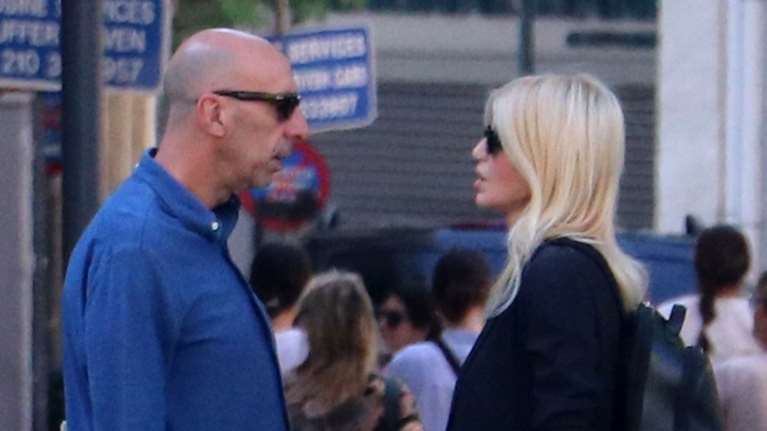 Γιάννης Μπρατάκος - Έλενα Ράπτη: Η κυριακάτικη βόλτα στην Αθήνα - Το skinny jean και ο πάκος με τις εφημερίδες