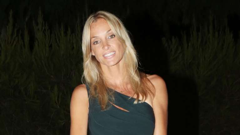 Γιάννα Νταρίλη: Η σπάνια εμφάνιση με τον σύζυγό της σε white party στη Μύκονο