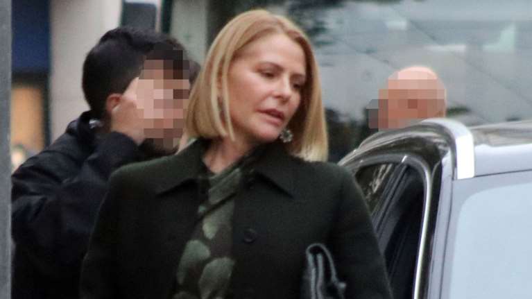 Τζένη Μπαλατσινού: Πανύψηλη και στιλάτη με business look - Το cargo denim, το μεσάτο σακάκι και τα μαύρα booties