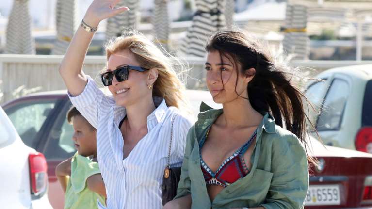 Η ταλαντούχα Χριστιάνα Μπέτα: Η Νατάσα Θεοδωρίδου ποζάρει μπροστά στον πίνακα της όμορφης κόρης της [Εικόνα]