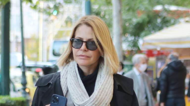 Τζένη Μπαλατσινού: Η casual πρωινή εμφάνιση με δερμάτινα και τσάντα Birkin της Hermès