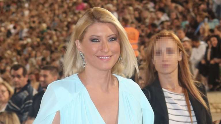 Σία Κοσιώνη: Εμφάνιση υπερπαραγωγή με cape dress και ασημί ψηλοτάκουνα στο Καλλιμάρμαρο