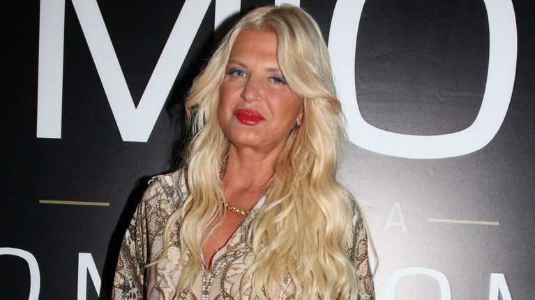 Back to... λεοπάρ: Η Μαρίνα Πατούλη με σουπερ μίνι φόρεμα με γούνα στα μανίκια