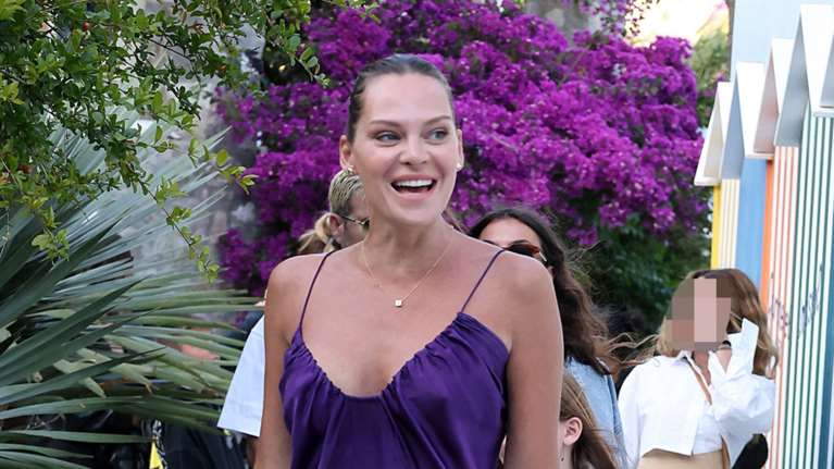 Υβόννη Μπόσνιακ: Αιθέρια στη Μύκονο με μονόχρωμο slip dress - To εκπληκτικό φόρεμα και η στιλάτη κόρη της