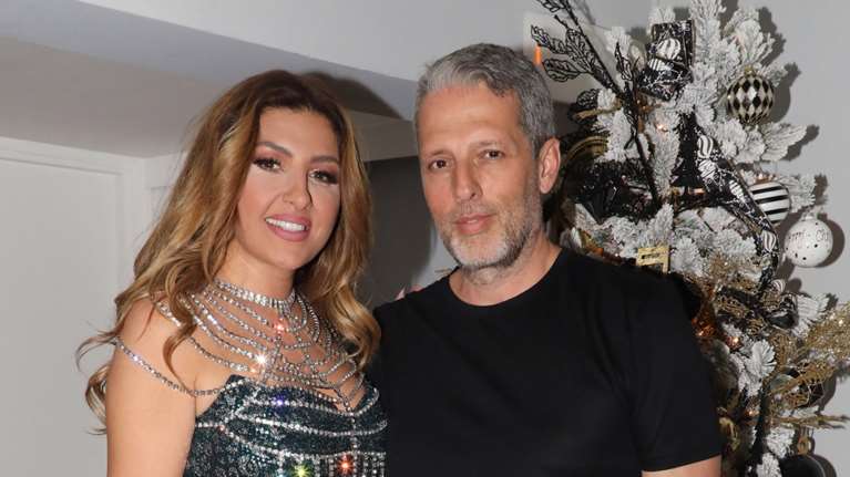 Έλενα Παπαρίζου: Το σούπερ μίνι και τα must have silver μποτάκια - Η σπάνια εμφάνιση με τον σύζυγό της