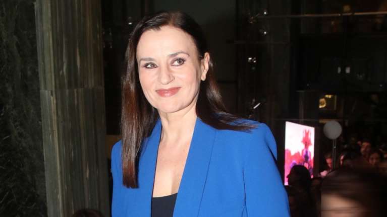 Καρυοφυλλιά Καραμπέτη: Στιλάτη στο θέατρο με κοστούμι - Ακτινοβολεί γοητεία και στιλ στα 65 της