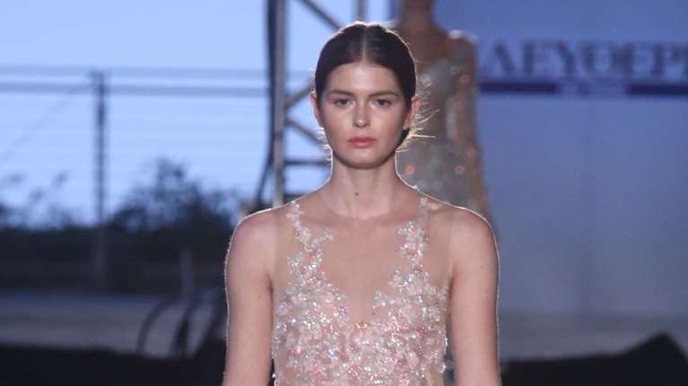 Η Αμαλία Κωστοπούλου στο θαλάσσιο ταξί στη Βενετία με αποκαλυπτικό εξώπλατο φόρεμα Celia Kritharioti