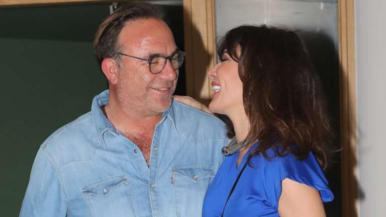 Φουλ ερωτευμένοι ο Κόκκαλης και η Ματσούκα: Τα βλέμματα αγάπης και οι αγκαλιές μπροστά στους φωτογράφους