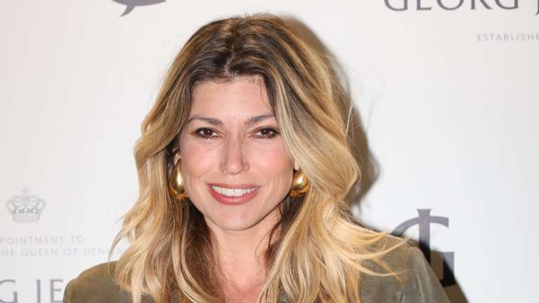 Βάσια Κωσταρά: Νονά με olive green φόρεμα με βολάν - Τα ασορτί βαφτιστικά που σχεδίασε για τον νεοφώτιστο