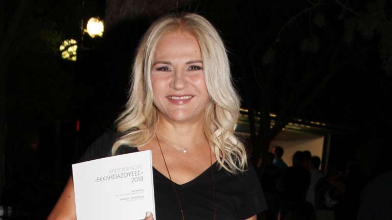 Τέλος το ξανθό για τη Μπέσυ Μάλφα: Το νέο hairlook της ηθοποιού